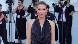 Τα mesh shoes, η glam ολόσωμη φόρμα και το capri παντελόνι | Όλες οι εμφανίσεις της Βίκυς Καγιά στο φεστιβάλ Βενετίας