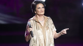 Με μαύρο ολόσωμο μαγιό πάνω σε σκάφος η Άλκηστις Πρωτοψάλτη