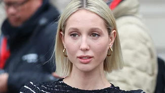 Μαρία Ολυμπία Γλύξμπουργκ | Η cool εμφάνιση σε μουσικό φεστιβάλ με mini κόκκινο φόρεμα και μαύρα αρβυλάκια