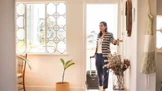 Πέντε πράγματα που πρέπει να κάνεις μόλις επιστρέψεις από τις διακοπές, για να μοσχοβολά το σπίτι σου