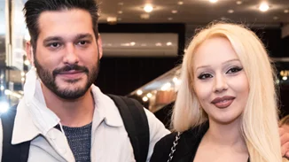 Φοίβος Παπαδάκης | O γοητευτικός γιος του Γιώργου Παπαδάκη ποζάρει με την ξανθιά σύντροφό του