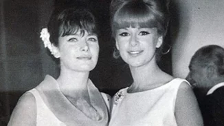 47 χρόνια πριν | Η Αλίκη Βουγιουκλάκη και η Τζένη Καρέζη στην αγκαλιά του Ηλία Καζάν