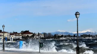 Καιρός | Συνεχίζονται και σήμερα οι ισχυροί άνεμοι - Εως 37 βαθμούς η θερμοκρασία