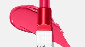 Αυτό είναι το φούξια κραγιόν που θα φοράς ξανά και ξανά φέτος την άνοιξη