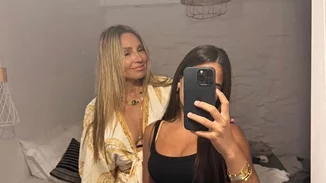 Ελένη Πετρουλάκη - Ηλιάνα Ίβιτς | Βόλτα στα σοκάκια της Κύθνου με εντυπωσιακά φορέματα