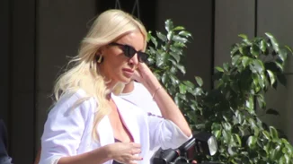 Lunch break για την Κατερίνα Καινούργιου - Το μπεζ πανωφόρι της