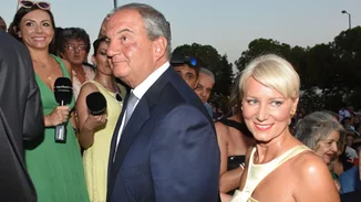 Καραμανλής - Παζαΐτη | Η φωτογραφία αγκαλιά μπροστά από το χριστουγεννιάτικο δέντρο