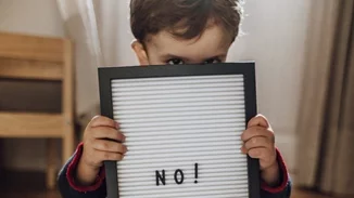 7 φράσεις για να μάθεις στα παιδιά σου να θέτουν όρια