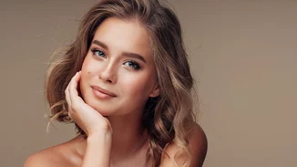 Το foundation με υαλουρονικό οξύ που ταιριάζει σε όλες τις επιδερμίδες