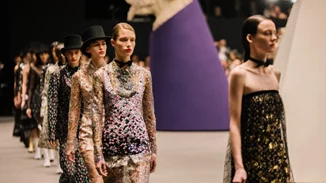Οι τάσεις που ξεχωρίσαμε από την Haute Couture συλλογή του οίκου Chanel για την άνοιξη και το καλοκαίρι του 2023