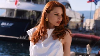 Στην πόλη και το νησί | Το λευκό κοστούμι της Έβελυν Καζαντζόγλου από τα Marks & Spencer αξίζει μία θέση στη γκαρνταρόμπα σου