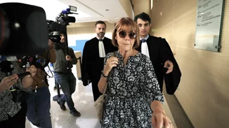 Charlie Hebdo | Οργή για το χυδαίο εξώφυλλο με τη Ζιζέλ Πελικό – Την απεικονίζει γυμνή με τους βιαστές της