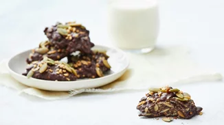 Πανεύκολα σοκολατάκια με γιαούρτι και ξηρούς καρπούς | Το πιο ελαφρύ γλυκό για το Πάσχα