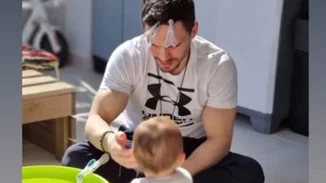 Λευτέρης Πετρούνιας | Το αξεσουάρ μαλλιών του πιο cool μπαμπά και τα παιχνίδια με τις κόρες του