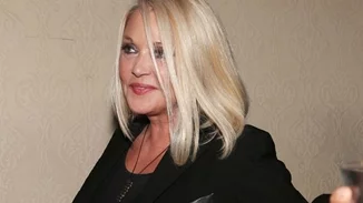 Ρούλα Κορομηλά | Mε παραδοσιακή φορεσιά και μακριά μαλλιά στο δημοτικό