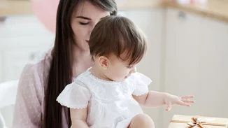 6 δώρα βάφτισης που έχουν πραγματικά ανάγκη οι νέοι γονείς