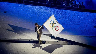 Tom Cruise | Το εντυπωσιακό stunt που έκανε στην Τελετή Λήξης στο Παρίσι