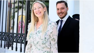 Η Θεοδώρα Ντε Γκρες με φλοράλ φούστα στην πρόβα γάμου του αδελφού της, Νικόλαου, με τη Χρυσή Βαρδινογιάννη