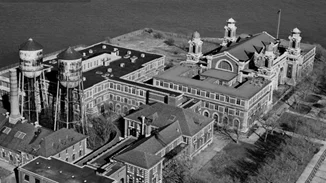 Νήσος Έλις | Η πρώτη εικόνα που αντίκριζαν χιλιάδες Έλληνες που έφταναν στην Αμερική ως μετανάστες