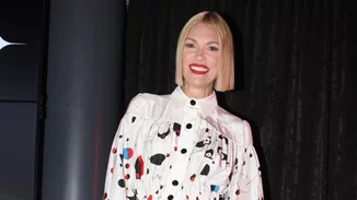 Over 40 | Η Βίκυ Καγιά φόρεσε τη μίνι φούστα με υποδειγματικό τρόπο