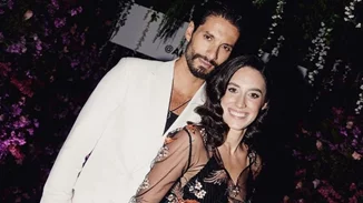 Η Ραφαέλα Ψαρρού και ο Γιώργος Καράβας είναι πιο ερωτευμένοι από ποτέ | Το τρυφερό φιλί στο Instagram