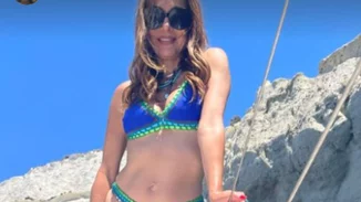 Χωρίς ρετούς | Η Δέσποινα Βανδή εντυπωσιάζει με μπικίνι στα 52 της