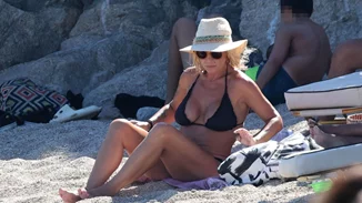 Η Ελεωνόρα Ζουγανέλη με μαύρο μπικίνι στη Μύκονο | Οι paparazzi φωτογραφίες