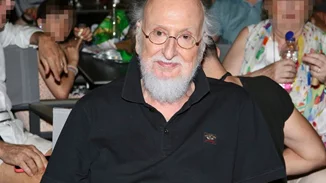 Ο Διονύσης Σαββόπουλος στο θέατρο με τη σύζυγό του - Τα ιδιαίτερα και super chic σκουλαρίκια της Άσπας Σαββοπούλου