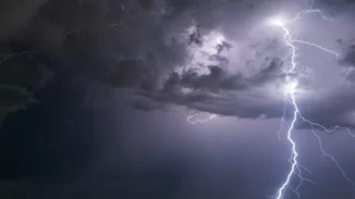 Βάρη | Έπεσαν 270 κεραυνοί μέσα σε μια ώρα - Ξέσπασε φωτιά σε έξι σημεία