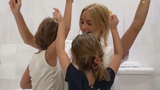 Δούκισσα Νομικού | Η υπέροχη φωτογραφία αγκαλιά με τα παιδιά της, Σάββα και Αναστασία, λίγο πριν κοιμηθούν