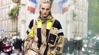 Mα ταιριάζουν αυτές οι μπότες με φούστα; Το "άσχημο" ζευγάρι παπούτσια που είναι παντού φέτος