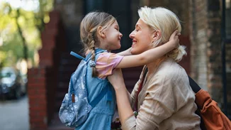 Πώς θα βοήθησεις το μικρό παιδί να σου μιλήσει για τη μέρα του στο σχολείο