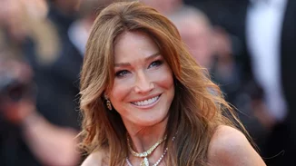 Paris Eiffel Jumping | Απούσα η Αθηνά Ωνάση αλλά παρούσα η Carla Bruni στις επιδείξεις
