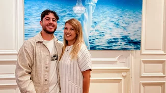 Μιχαήλ - Άγγελος Βαρθακούρης | Ο μεγάλος γιος της Σοφίας Αλιμπέρτη με τη σύντροφό του στη Χίο