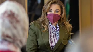 Η βασίλισσα Ράνια εμφανίστηκε με χακί κοστούμι και δημιούργησε το τέλειο office look