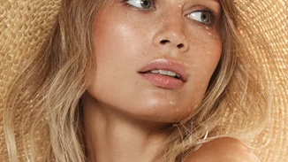 Φεύγεις για διακοπές; Τα προϊόντα μακιγιάζ που δεν πρέπει με τίποτα να λείπουν απ᾽το νεσεσέρ σου