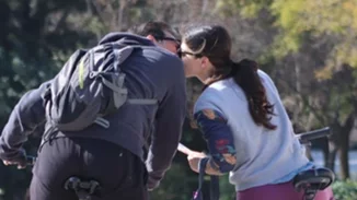 Κωνσταντίνος Καζάκος | Τα δημόσια φιλιά με την 23χρονη σύντροφό του