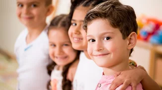 5 βήματα για να βοηθήσουμε τα παιδιά να κάνουν φίλους στο νέο τους σχολείο