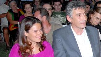 Η σύζυγος του legend Παναγιώτη Φασούλα, Μάσα, στην αμμουδιά