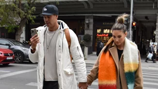 Αθηνά Οικονομάκου - Μπρούνο Τσερέλα | Πιασμένοι χέρι χέρι στο κέντρο της Αθήνας