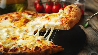 Βραδιά για pizza με φίλους | Δες πώς να φτιάξεις το πιο εύκολο ζυμάρι με 2 μόνο υλικά