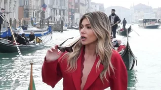 "Lady in red" η Βάσια Κωσταρά | Οι βόλτες με γόνδολα στα κανάλια της Βενετίας