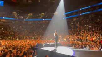 O Αργυρός είναι ο πρώτος Έλληνας που τραγούδησε στο "Barclays Center" στη Νέα Υόρκη - Με μπασκετική φανέλα στη σκηνή