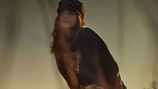 Η Meghan Roche φωτογραφίζεται για το Harper's Bazaar Greece