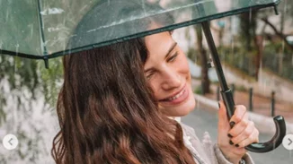 Χριστίνα Μπόμπα | Η βόλτα της εγκυμονούσας στη βροχερή πόλη (pics)