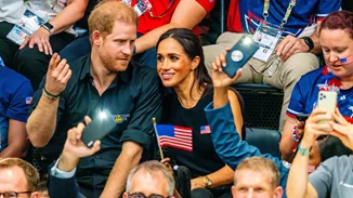 Meghan Markle | Το κόκκινο φόρεμα και ο λόγος που το επέλεξε για τη δεύτερη μέρα στη Νιγηρία