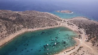 Αμοργός: Το απέραντο γαλάζιο που αντιστέκεται στην τουριστική κάμψη και διατηρεί την αυθεντικότητά του