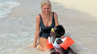 Η Χριστίνα Κοντοβά και η κόρη της, Ada, απολαμβάνουν τις διακοπές τους στη Λήμνο (φωτό)