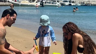 Ελένη Φουρέιρα & Αλμπέρτο Μποτία με τα κουβαδάκια στην αμμουδιά | Η νέα φωτογραφία με τον Ερμή της