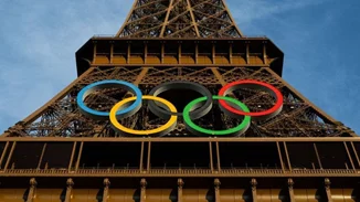 Η τελετή λήξης των Ολυμπιακών Αγώνων ξεκίνησε | Eμμανουήλ Καραλής και Ευαγγελία Πλατανιώτη με την Ελληνική σημαία